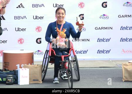 Mexiko-Stadt, Mexiko. August 2024. Jenni Hernández aus Mexiko erhält bei der Preisverleihung für die Rollstuhlkategorie der XLI Maraton de la Ciudad de Mexico 2024 den ersten Platz. Am 25. August 2024 in Mexiko-Stadt. (Foto: Jose Luis Torales/Eyepix Group/SIPA USA) Credit: SIPA USA/Alamy Live News Stockfoto