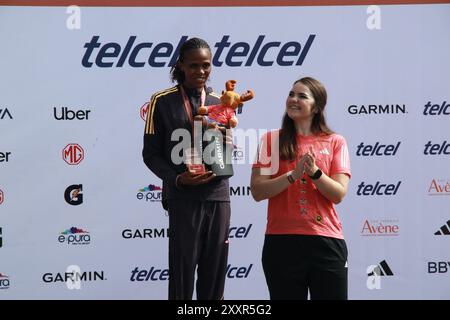 Mexiko-Stadt, Mexiko. August 2024. Janet Ruguru aus Kenia erhält die dritte Medaille während der Preisverleihung für die Frauen-Elite-Kategorie des XLI Maraton de la Ciudad de Mexico 2024. Am 25. August 2024 in Mexiko-Stadt. (Foto: Jose Luis Torales/Eyepix Group/SIPA USA) Credit: SIPA USA/Alamy Live News Stockfoto