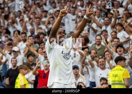 Madrid, Spanien. August 2024. Der brasilianische Stürmer Endrick Felipe von Real Madrid feiert im Stadion Santiago Bernabeu ein Tor beim Fußballspiel der spanischen Liga zwischen Real Madrid CF und Real Valladolid FC. Real Madrid besiegte Real Valladolid mit 3 Toren zu 0 im Santiago Bernabeu Stadion. Die Tore wurden von Federico Valverde 49', Brahim Diaz 87', Endrick 95' erzielt. (Foto: David Canales/SOPA Images/SIPA USA) Credit: SIPA USA/Alamy Live News Stockfoto