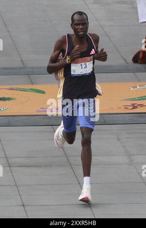 Mexiko-Stadt, Mexiko. August 2024. Francis Cheruiyot aus Kenia erreicht die Ziellinie als dritten Platz in der Herren-Elite-Kategorie des XLI Maraton de la Ciudad de Mexico 2024. Am 25. August 2024 in Mexiko-Stadt. (Foto: Jose Luis Torales/Eyepix Group/SIPA USA) Credit: SIPA USA/Alamy Live News Stockfoto