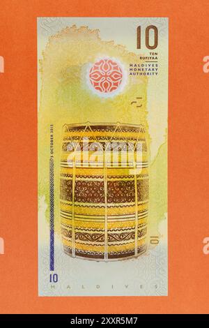 Malediven 10 Rufiyaa gelb-braune vertikale Banknote mit traditionellem maledivischem Trommelporträt (BoduBeru) Stockfoto