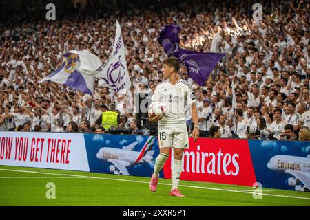 Madrid, Spanien. August 2024. Real Madrids Mittelfeldspielerin Arda Guler spielte beim Fußballspiel der spanischen Liga zwischen Real Madrid CF und Real Valladolid FC im Santiago Bernabeu Stadion. Real Madrid besiegte Real Valladolid mit 3 Toren zu 0 im Santiago Bernabeu Stadion. Die Tore wurden von Federico Valverde 49', Brahim Diaz 87', Endrick 95' erzielt. Quelle: SOPA Images Limited/Alamy Live News Stockfoto