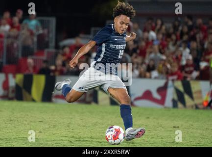 College Park, USA. August 2024. COLLEGE PARK, MD. - 25. AUGUST: Zach Zengue (19), Mittelfeldspieler Georgetown Hoyas, wirft einen Schuss während eines College-Fußballspiels zwischen den Georgetown Hoyas und den Maryland Terrapins am 25. August 2024 im Ludwig Field im College Park, Maryland. (Foto: Tony Quinn/SipaUSA) Credit: SIPA USA/Alamy Live News Stockfoto