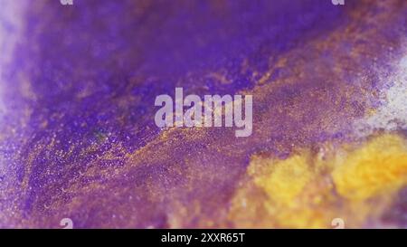 Feuchter Glitzer verschüttet. Bokeh-Licht. Defokussierte lila goldene gelbe Farbe funkelnde Partikel Textur Farbe Welle abstrakte Kunst Hintergrund. Stockfoto