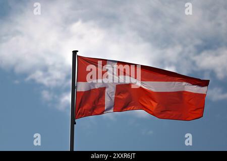 25.08.2024, Baden-Baden, Symbolbild Nationalflagge Dänemark wehend im Wind Baden-Württemberg Deutschland *** 25 08 2024, Baden Baden Baden, Symbolbild der im Wind winkenden Nationalflagge Dänemarks Baden-Württemberg Deutschland Stockfoto