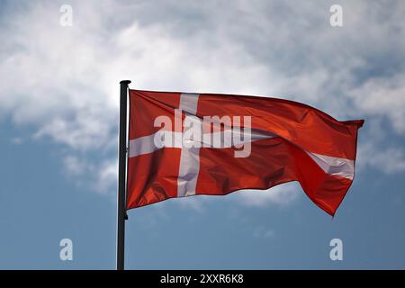 25.08.2024, Baden-Baden, Symbolbild Nationalflagge Dänemark wehend im Wind Baden-Württemberg Deutschland *** 25 08 2024, Baden Baden Baden, Symbolbild der im Wind winkenden Nationalflagge Dänemarks Baden-Württemberg Deutschland Stockfoto