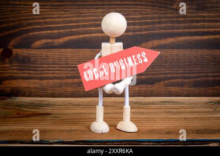 Lokales Unternehmen. Roter Pfeil mit Text. Miniaturfiguren. Stockfoto