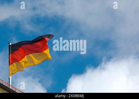 25.08.2024, Baden-Baden, Symbolbild Nationalflagge Deutschland weht im Wind Baden-Württemberg Deutschland *** 25 08 2024, Baden Baden Baden, symbolisches Bild der im Wind winkenden Nationalflagge Baden-Württemberg Deutschland Stockfoto