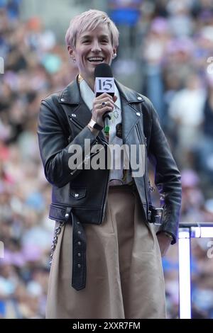 Seattle, Usa. August 2024. Reign FC-Star Megan Rapinoe spricht mit der Menge, als ihr Trikot vor einem NWSL-Spiel am 25. August 2024 im Lumen Field in Seattle, Washington, ausscheidet. (Foto Nate Koppelman/SIPA USA) Credit: SIPA USA/Alamy Live News Stockfoto