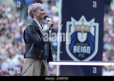 Seattle, Usa. August 2024. Reign FC-Star Megan Rapinoe spricht mit der Menge, als ihr Trikot vor einem NWSL-Spiel am 25. August 2024 im Lumen Field in Seattle, Washington, ausscheidet. (Foto Nate Koppelman/SIPA USA) Credit: SIPA USA/Alamy Live News Stockfoto