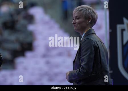 Seattle, Usa. August 2024. Megan Rapinoe, Star des Reign FC, beobachtet die Menge, als ihr Trikot am 25. August 2024 vor einem NWSL-Spiel im Lumen Field in Seattle, Washington, ausscheidet. (Foto Nate Koppelman/SIPA USA) Credit: SIPA USA/Alamy Live News Stockfoto