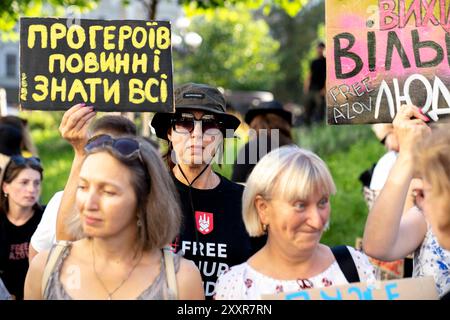 Mütter von gefangenen Söhnen aus der Asov-Brigade bei Free Asovstal Protest. Sie fordern die Freilassung aller gefangenen Mariupol-Verteidiger. Am 20. Mai 2022 ergaben sich die Soldaten Russland, um Leben in der Asovstaler Eisenhütte zu retten und die Werke von Mariupol zu stehlen. Einige wurden freigelassen, viele befinden sich noch immer in russischer Gefangenschaft. Mit der jüngsten Festnahme vieler russischer Wehrpflichtiger in Kursk steigt die Hoffnung auf einen Austausch von Kriegsgefangenen. Kiew Stadt *** Mütter von Gefangenen Söhnen aus der Asow Brigade bei Free Asovstal Protest, fordern die Freilassung aller Gefangenen Mariupol Verteidiger, denen sich die Soldaten ergeben haben Stockfoto