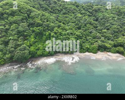 Blick aus der Vogelperspektive auf den Ocotal Beach in der Nähe von Playas del Coco in Guanacaste, Costa Rica Stockfoto