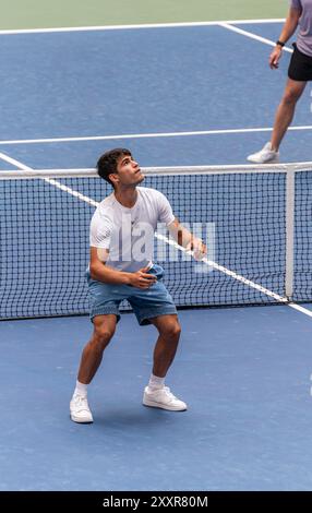 Flushing NY, USA. August 2024. US Open 2024 Arthur Ashe Kids’ Day – Carlos Alcaraz spielt Fußball-Tennis Stockfoto