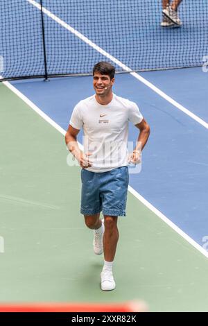 Flushing NY, USA. August 2024. US Open 2024 Arthur Ashe Kids’ Day – Carlos Alcaraz spielt Fußball-Tennis Stockfoto