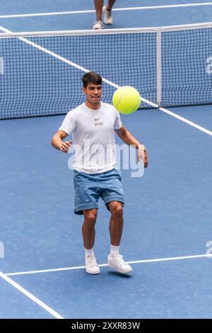 Flushing NY, USA. August 2024. US Open 2024 Arthur Ashe Kids’ Day – Carlos Alcaraz spielt Fußball-Tennis Stockfoto