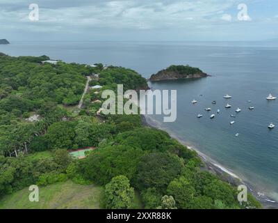 Blick aus der Vogelperspektive auf den Ocotal Beach in der Nähe von Playas del Coco in Guanacaste, Costa Rica Stockfoto