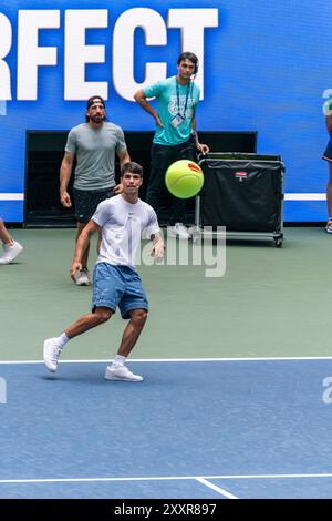 Flushing NY, USA. August 2024. US Open 2024 Arthur Ashe Kids’ Day – Carlos Alcaraz spielt Fußball-Tennis Stockfoto