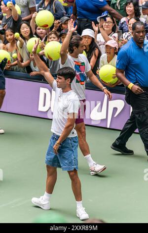 Flushing NY, USA. August 2024. US Open 2024 Arthur Ashe Kids’ Day – Carlos Alcaraz spielt Fußball-Tennis Stockfoto