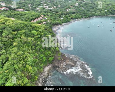 Blick aus der Vogelperspektive auf den Ocotal Beach in der Nähe von Playas del Coco in Guanacaste, Costa Rica Stockfoto