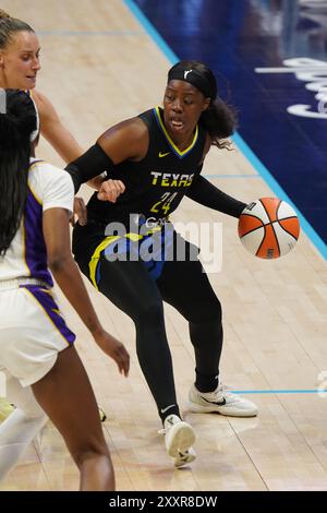 Arlington, Usa. August 2024. Arike Ogunbowale #24 der Dallas Wings übernimmt den Ball während des Spiels gegen die Los Angeles Sparks im College Park Center. Endpunktzahl Dallas Wings 113 - 110 Los Angeles Sparks. Am 25. August 2024 in Arlington, Texas. (Foto: Javier Vicencio/Eyepix Group/SIPA USA) Credit: SIPA USA/Alamy Live News Stockfoto