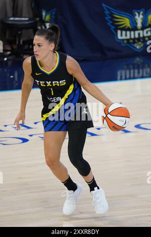 Arlington, Texas, USA. August 2024. Sevgi Uzun #1 der Dallas Wings übernimmt den Ball während des Spiels gegen die Los Angeles Sparks im College Park Center. Endpunktzahl Dallas Wings 113 - 110 Los Angeles Sparks. Am 25. August 2024 in Arlington, Texas. (Kreditbild: © Javier Vicencio/eyepix via ZUMA Press Wire) NUR REDAKTIONELLE VERWENDUNG! Nicht für kommerzielle ZWECKE! Quelle: ZUMA Press, Inc./Alamy Live News Stockfoto