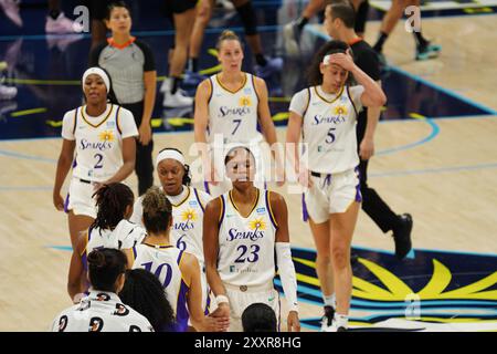 Arlington, Usa. August 2024. Die Spieler der Los Angeles Sparks kommen während des Spiels gegen Dallas Wings im College Park Center auf das Spielfeld. Endpunktzahl Dallas Wings 113 - 110 Los Angeles Sparks. Am 25. August 2024 in Arlington, Texas. (Foto: Javier Vicencio/Eyepix Group/SIPA USA) Credit: SIPA USA/Alamy Live News Stockfoto