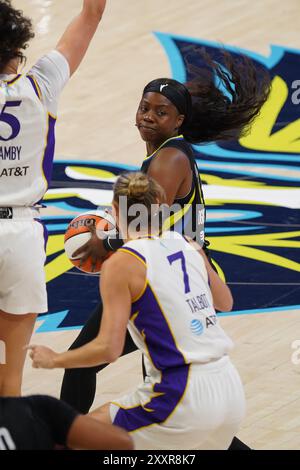 Arlington, Texas, USA. August 2024. Arike Ogunbowale #24 der Dallas Wings übernimmt den Ball während des Spiels gegen die Los Angeles Sparks im College Park Center. Endpunktzahl Dallas Wings 113 - 110 Los Angeles Sparks. Am 25. August 2024 in Arlington, Texas. (Kreditbild: © Javier Vicencio/eyepix via ZUMA Press Wire) NUR REDAKTIONELLE VERWENDUNG! Nicht für kommerzielle ZWECKE! Quelle: ZUMA Press, Inc./Alamy Live News Stockfoto