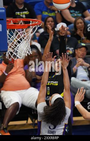 Arlington, Usa. August 2024. Satou Sabally #0 von Dallas Wings schießt den Ball während des Spiels gegen Los Angeles Sparks im College Park Center. Endpunktzahl Dallas Wings 113 - 110 Los Angeles Sparks. Am 25. August 2024 in Arlington, Texas. (Foto: Javier Vicencio/Eyepix Group/SIPA USA) Credit: SIPA USA/Alamy Live News Stockfoto