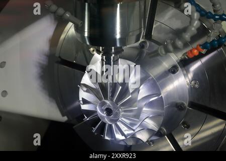 Fräsprozess mit 5-Achsen-CNC-Bearbeitungszentrum. Selektiver Fokus. Stockfoto