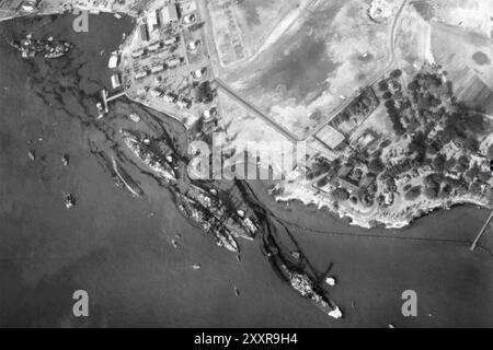 Luftaufnahme am 10. Dezember 1941 nach dem Angriff des 7. Dezember auf die US-Marinebasis Pearl Harbor auf Oahu, Hawaii, durch das japanische Reich. Stockfoto