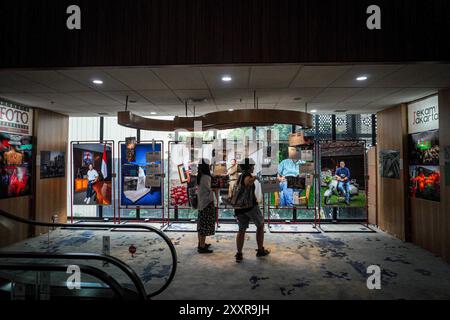 Indonesien. August 2024. Besucher sehen die Fotos, die am Samstag (24.8.2024) in der Jakarta Record Fotoausstellung in der Jakarta Library der HB Jassin PDS Gallery, Taman Ismail Marzuki, Jakarta, Indonesien, ausgestellt wurden. Pewarta Foto Indonesia (PFI) Jakarta hält erneut eine journalistische Fotoausstellung mit dem Thema Rekam Jakarta 2024: Sayonara Jakarta. Diese Ausstellung findet vom 23. Bis 31. August 2024 statt und zeigt 96 Einzelfotos und 10 Geschichtenfotos aus der Zeitspanne der Ereignisse von 2023 bis 2024. (Kreditbild: © Andri Munazir/ZUMA Press Wire) NUR REDAKTIONELLE VERWENDUNG! Nicht für kommerzielle Zwecke Stockfoto