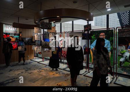 Indonesien. August 2024. Besucher sehen die Fotos, die am Samstag (24.8.2024) in der Jakarta Record Fotoausstellung in der Jakarta Library der HB Jassin PDS Gallery, Taman Ismail Marzuki, Jakarta, Indonesien, ausgestellt wurden. Pewarta Foto Indonesia (PFI) Jakarta hält erneut eine journalistische Fotoausstellung mit dem Thema Rekam Jakarta 2024: Sayonara Jakarta. Diese Ausstellung findet vom 23. Bis 31. August 2024 statt und zeigt 96 Einzelfotos und 10 Geschichtenfotos aus der Zeitspanne der Ereignisse von 2023 bis 2024. (Kreditbild: © Andri Munazir/ZUMA Press Wire) NUR REDAKTIONELLE VERWENDUNG! Nicht für kommerzielle Zwecke Stockfoto