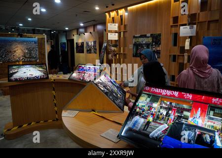 Indonesien. August 2024. Besucher sehen die Fotos, die am Samstag (24.8.2024) in der Jakarta Record Fotoausstellung in der Jakarta Library der HB Jassin PDS Gallery, Taman Ismail Marzuki, Jakarta, Indonesien, ausgestellt wurden. Pewarta Foto Indonesia (PFI) Jakarta hält erneut eine journalistische Fotoausstellung mit dem Thema Rekam Jakarta 2024: Sayonara Jakarta. Diese Ausstellung findet vom 23. Bis 31. August 2024 statt und zeigt 96 Einzelfotos und 10 Geschichtenfotos aus der Zeitspanne der Ereignisse von 2023 bis 2024. (Kreditbild: © Andri Munazir/ZUMA Press Wire) NUR REDAKTIONELLE VERWENDUNG! Nicht für kommerzielle Zwecke Stockfoto