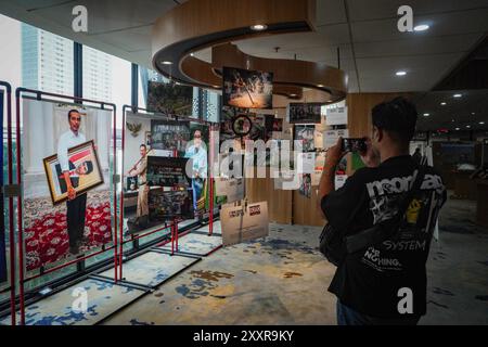 Indonesien. August 2024. Besucher sehen die Fotos, die am Samstag (24.8.2024) in der Jakarta Record Fotoausstellung in der Jakarta Library der HB Jassin PDS Gallery, Taman Ismail Marzuki, Jakarta, Indonesien, ausgestellt wurden. Pewarta Foto Indonesia (PFI) Jakarta hält erneut eine journalistische Fotoausstellung mit dem Thema Rekam Jakarta 2024: Sayonara Jakarta. Diese Ausstellung findet vom 23. Bis 31. August 2024 statt und zeigt 96 Einzelfotos und 10 Geschichtenfotos aus der Zeitspanne der Ereignisse von 2023 bis 2024. (Kreditbild: © Andri Munazir/ZUMA Press Wire) NUR REDAKTIONELLE VERWENDUNG! Nicht für kommerzielle Zwecke Stockfoto