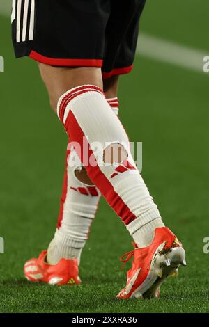 Buenos Aires, Argentinien. August 2024. Detail der abgerissenen Socken des Mittelfeldspielers Claudio Echeverri River Plate während des Spiels des Turniers 2024 der argentinischen Profifußballliga Cesar Luis Menotti gegen die Newells Old Boys im El Monumental Stadion in Buenos Aires am 25. August 2024. Quelle: Alejandro Pagni/Alamy Live News Stockfoto