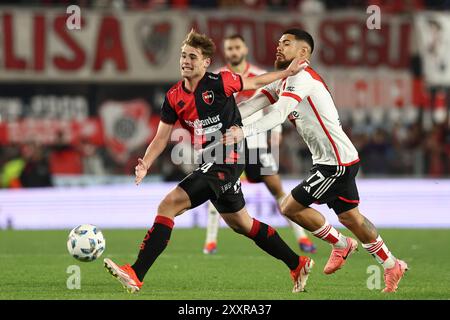 Buenos Aires, Argentinien. August 2024. NEWELLS Old Boy's Stürmer Mateo Silvetti (L) wetteifertet mit dem chilenischen Verteidiger Paulo Diaz von River Plate beim Argentine Professional Football League Turnier 2024 „Cesar Luis Menotti“ im El Monumental Stadion in Buenos Aires am 25. August 2024 um den Ball. Quelle: Alejandro Pagni/Alamy Live News Stockfoto