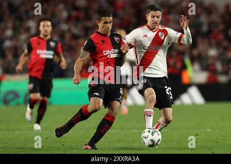 Buenos Aires, Argentinien. August 2024. River Plates Mittelfeldspieler Ignacio Fernandez (R) wetteiferte um den Ball mit dem Mittelfeldspieler Julian Fernandez von Newells Old Boy während des Argentine Professional Football League Turniers 2024 im El Monumental Stadion in Buenos Aires am 25. August 2024. Quelle: Alejandro Pagni/Alamy Live News Stockfoto