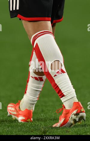 Buenos Aires, Argentinien. August 2024. Detail der abgerissenen Socken des Mittelfeldspielers Claudio Echeverri River Plate während des Spiels des Turniers 2024 der argentinischen Profifußballliga Cesar Luis Menotti gegen die Newells Old Boys im El Monumental Stadion in Buenos Aires am 25. August 2024. . Quelle: Alejandro Pagni/Alamy Live News Stockfoto