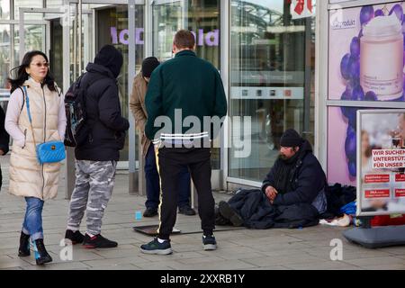 Köln, Deutschland. Februar 2024. Ein Obdachloser vor dem Hauptbahnhof. Stockfoto