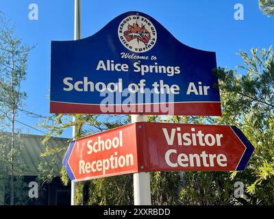 Alice Springs, Australien. August 2024. Ein Schild weist auf den Eingang der School of the Air in Alice Springs. Die School of the Air bietet Kindern im Outback Fernunterricht an. Die First School of the Air wurde 1951 in Alice Springs eröffnet. Es gibt jetzt 17 Standorte. Vermerk: Carola Frentzen/dpa/Alamy Live News Stockfoto