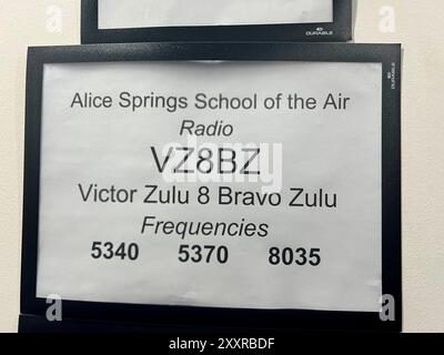 Alice Springs, Australien. August 2024. Die ehemalige Funkfrequenz für den Unterricht an der Schule der Luft. Es bietet Fernunterricht für Kinder im Outback. Die First School of the Air wurde 1951 in Alice Springs eröffnet. Es gibt jetzt 17 Standorte. Vermerk: Carola Frentzen/dpa/Alamy Live News Stockfoto