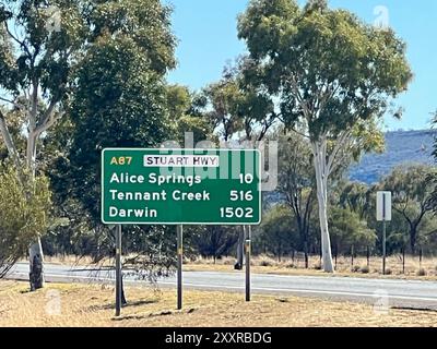 Alice Springs, Australien. August 2024. Alice Springs liegt mitten im australischen Outback. Die Entfernungen in dieser Region sind riesig. Für viele Kinder sind die Entfernungen zu weit, um die Schule zu besuchen. Deshalb bietet die School of the Air Fernunterricht für Kinder im Outback. Die First School of the Air wurde 1951 in Alice Springs eröffnet. Es gibt jetzt 17 Standorte. Vermerk: Carola Frentzen/dpa/Alamy Live News Stockfoto