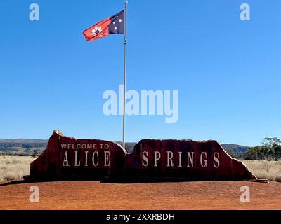 Alice Springs, Australien. August 2024. „Willkommen in Alice Springs“ ist das Motto am Eingang der Stadt. Alice Springs liegt mitten im australischen Outback. Die Entfernungen in dieser Region sind riesig. Für viele Kinder sind die Entfernungen zu groß, um die Schule zu besuchen. Deshalb bietet die School of the Air Fernunterricht für Kinder im Outback. Die First School of the Air wurde 1951 in Alice Springs eröffnet. Es gibt jetzt 17 Standorte. Vermerk: Carola Frentzen/dpa/Alamy Live News Stockfoto