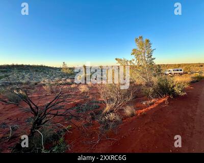 Uluru, Australien. August 2024. Im „Red Center“ Australiens nahe Uluru (ehemals Ayers Rock) wird die Weite dieses weitgehend unbewohnten Teils des Landes deutlich. Die Entfernungen im sogenannten Red Center of Australia sind enorm. Für viele Kinder sind die Entfernungen zu weit, um die Schule zu besuchen. Deshalb bietet die School of the Air Fernunterricht für Kinder im Outback. Die First School of the Air wurde 1951 in Alice Springs eröffnet. Es gibt jetzt 17 Standorte. Vermerk: Carola Frentzen/dpa/Alamy Live News Stockfoto