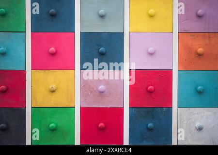 Bunte Schränke oder Schränke in der Grundschule, keine Schüler. Back-to-School-Konzept. Stockfoto