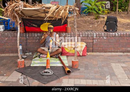 Didgeridoo-Spieler der indigenen Ureinwohner am Circular Quay in Sydney, Australien Stockfoto