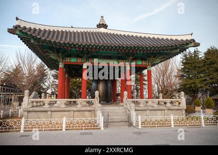 Das Äußere des Glockenpavillons. Yongdusan Park, Busan, Südkorea Stockfoto