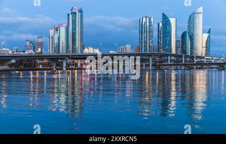 Marine City Panorama Skyline mit Wolkenkratzern und Viadukten. Haeundae District von Busan, Südkorea. Stockfoto