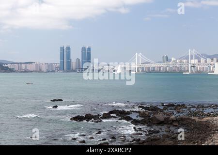 Busan, Blick auf die Küstenstadt, aufgenommen an einem sonnigen Tag. Stadtbild mit Gwangandaegyo oder Diamond Bridge im Hintergrund. Südkorea Stockfoto